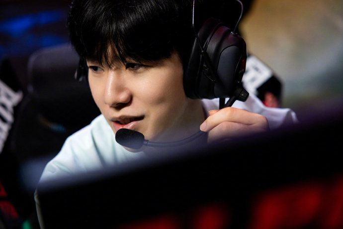 的冷静和坚 的冷静和坚